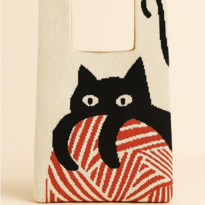 Saco de tecido creme com gato preto e bola de lã vermelha