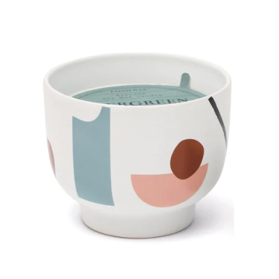 Vela perfumada em recipiente de porcelana branca com padrão geométrico colorido
