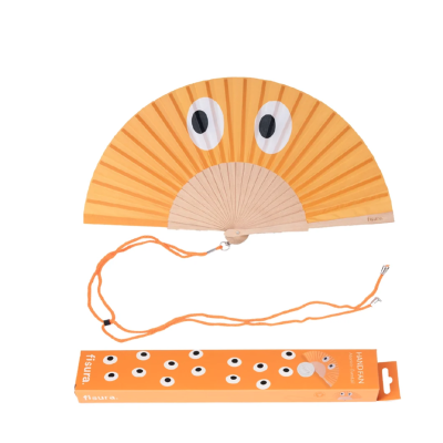 Leque laranja com olhos estampados e cordão ao lado da sua embalagem laranja com olhos e texto Flush.