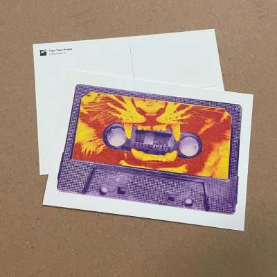 Postais com imagem de cassete roxa e tigre laranja amarelo, texto Tiger Tape Purple