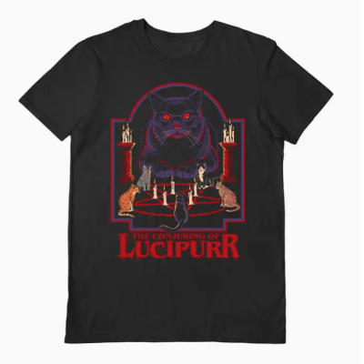 Camiseta preta com estampa de gato negro e texto THE CONJURING OF LUCIPURR