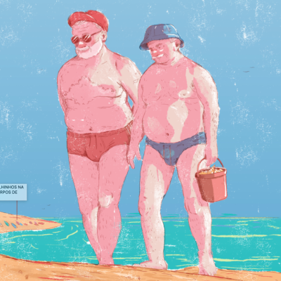 Dois homens idosos com fatos de banho a caminhar numa praia, um com balde vermelho.