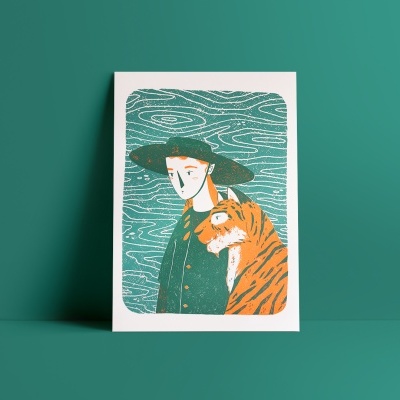 Cartaz artístico com figura humana e tigre sobre fundo verde com linhas abstratas brancas