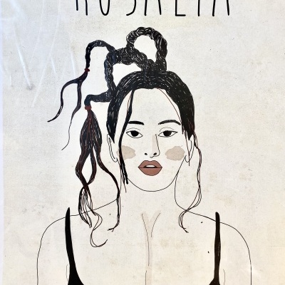 Ilustração de mulher com cabelo apanhado e top preto, texto ROSALÍA acima.