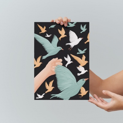 Padrão de pássaros coloridos em cartaz preto, segurado por duas mãos