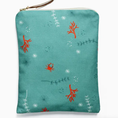 Bolsa pequena em tecido verde água com padrão de corais e plantas marinhas