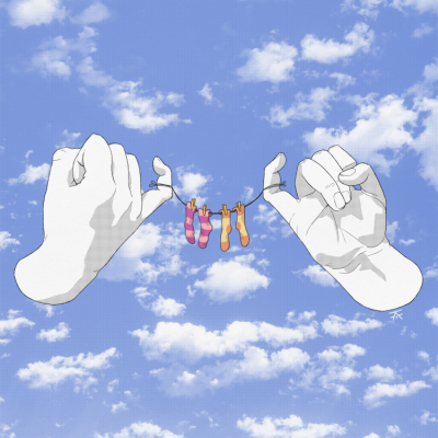 Mãos seguram fio com meias coloridas penduradas contra céu azul com nuvens.