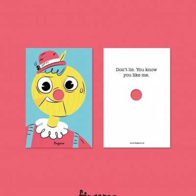 Dois cartões, um com desenho de rosto amarelo e chapéu rosa, outro branco com texto em inglês.