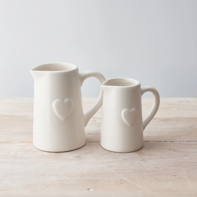 Dois jarros brancos em cerâmica com relevo de coração