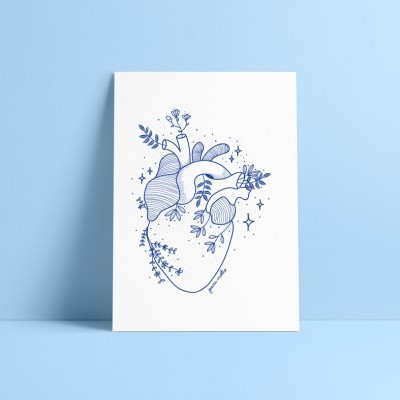 Desenho de um coração anatómico azul com flores em papel branco sobre superfície azul clara