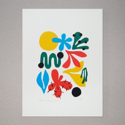 Impressão artística colorida em papel branco sobre fundo cinza.