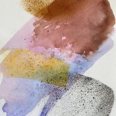 Quadro abstrato com manchas coloridas castanho, lilás, amarelo e preto sobre fundo branco