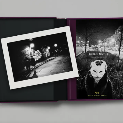 Livro 'BERLIN NIGHTS' de capa preto e branco com pessoa mascarada e fotografia a preto e branco de rua e duas pessoas com balões