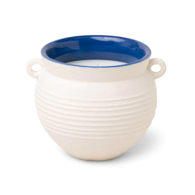 Vela em recipiente cerâmico branco com interior azul e duas pegas