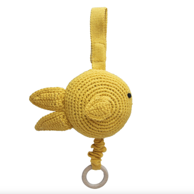 Brinquedo pendente em croché amarelo em forma de peixe com argola