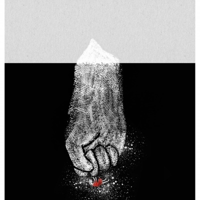 Mão artística em preto e branco segurando flor vermelha sobre fundo cinza e preto.