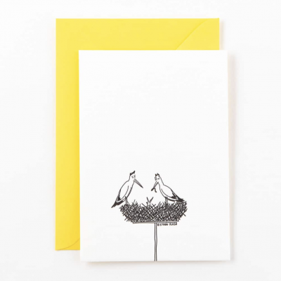 Cartão branco com ilustração a preto de dois pássaros no ninho e envelope amarelo