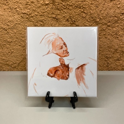 Azulejo decorativo com ilustração artística de duas pessoas abraçadas em tons castanhos.