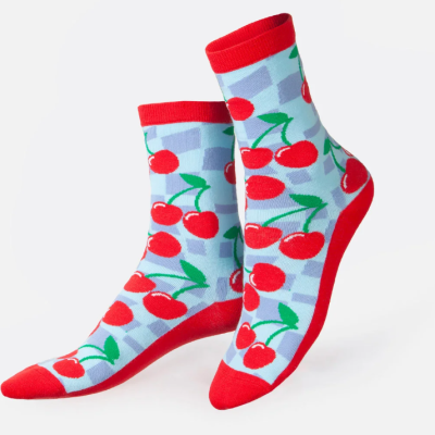 Meias com padrão de cerejas vermelhas e verdes em fundo azul com detalhes vermelhos