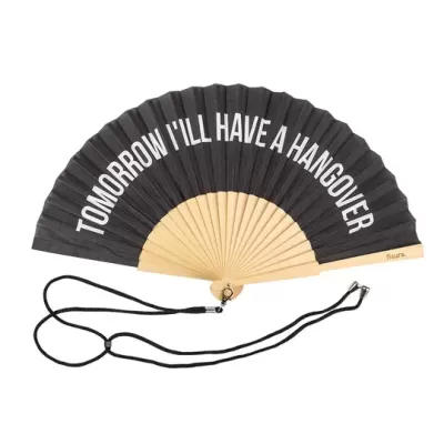 Leque preto com texto branco e armação de madeira clara, cordão preto para pendurar