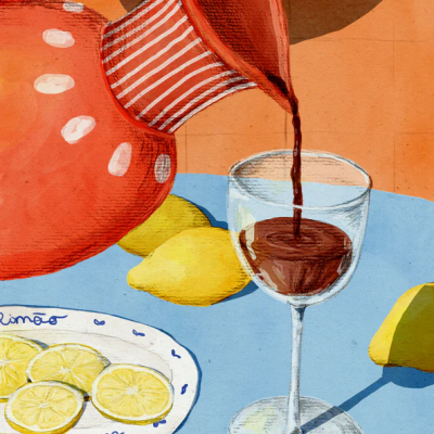 Jarro vermelho a verter líquido castanho em copo de vidro, limões e prato com fatias de limão numa mesa azul.