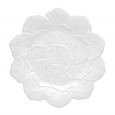 Prato decorativo branco em forma de flor com textura de folhas