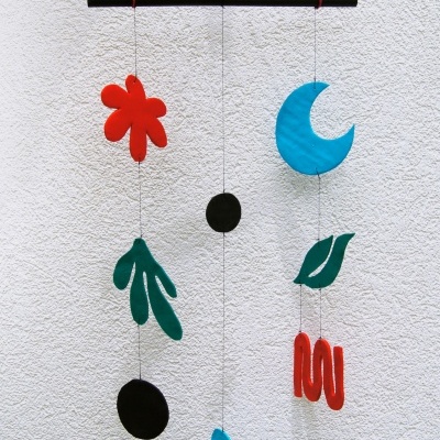 Móbile colorido pendurado com formas variadas em tecido