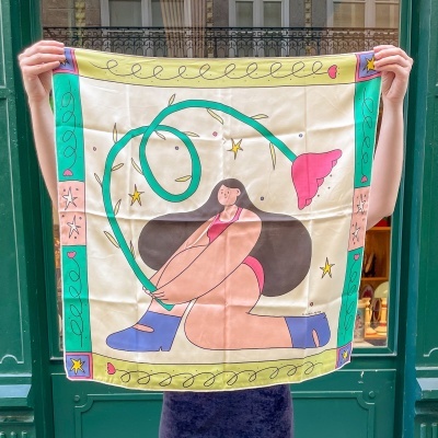Lenço quadrado com ilustração colorida de mulher com flor