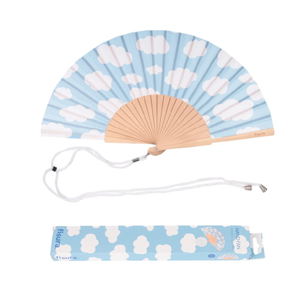 Leque de tecido com padrão de nuvens brancas e estrutura em madeira clara