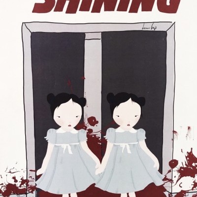 Póster ilustrado com duas meninas idênticas de vestido azul claro e texto THE SHINING