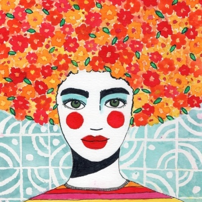 Ilustração de mulher com cabelos de flores coloridas e camisola às riscas