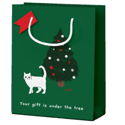 Saco de presente verde com árvore de Natal, gato branco e texto