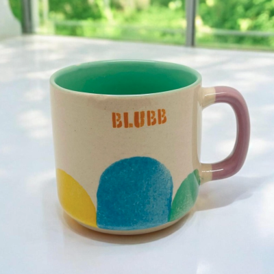 Caneca colorida de cerâmica com texto BLUBB