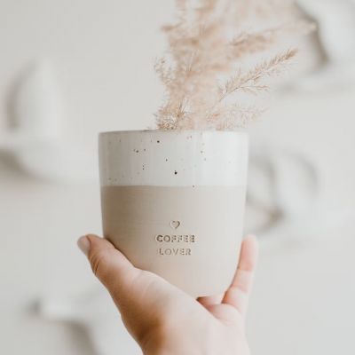 Vaso cerâmico bicolor com texto COFFEE LOVER e ramos secos