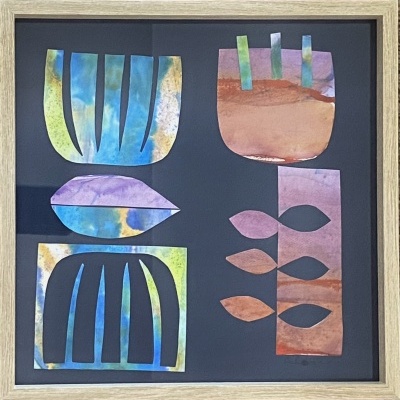 Quadro decorativo com formas abstractas coloridas em fundo preto e moldura de madeira.