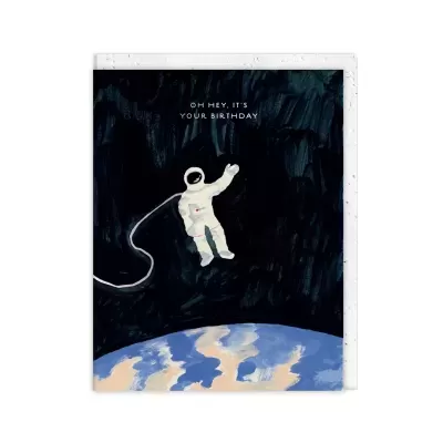 Cartão aniversário astronauta no espaço com texto