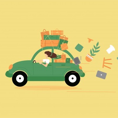 Carro verde carregado com caixas e sacos num fundo amarelo