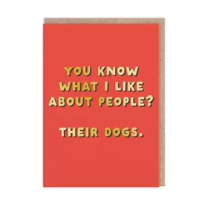Cartão vermelho com texto amarelo e branco 'YOU KNOW WHAT I LIKE ABOUT PEOPLE? THEIR DOGS.' e envelope castanho