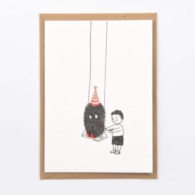 Cartão ilustrado com menino empurrando criatura peluda num baloiço