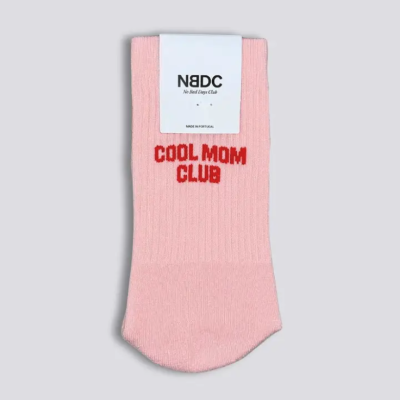 Meias cor-de-rosa com texto vermelho COOL MOM CLUB e etiqueta branca com logótipo NBDC