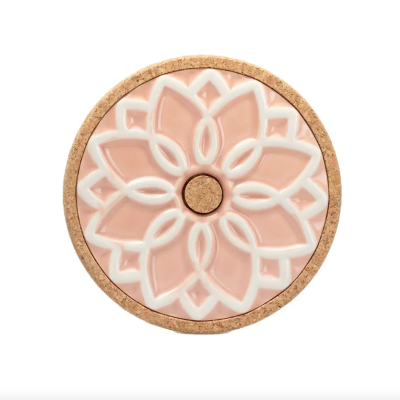Base redonda decorativa em cerâmica e cortiça com padrão floral