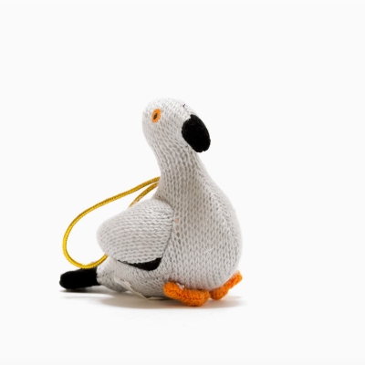 Estátua de ganso tecido branco com detalhes em preto e pés laranja