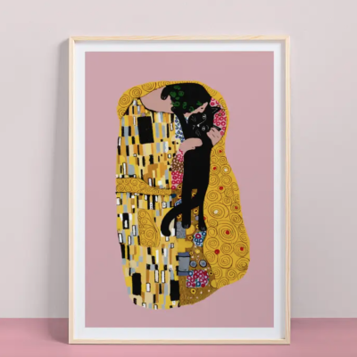 Quadro decorativo com ilustração estilo O Beijo de Klimt e gato preto, fundo rosa