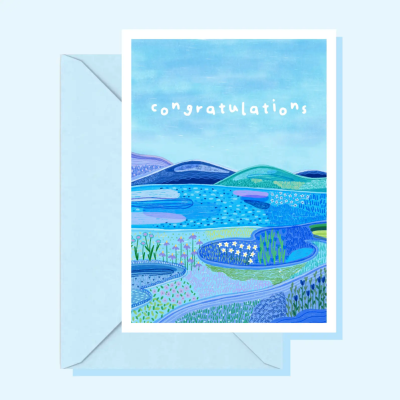 Cartão de felicitações azul com ilustração da paisagem e texto congratulations