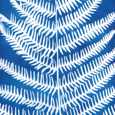 Pano azul com padrão branco de folhas de samambaia