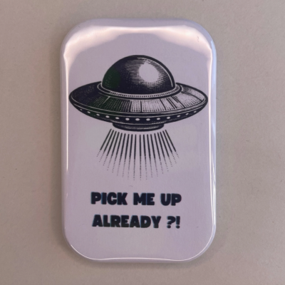 Salvaguarda de plástico branco com impressão de um OVNI e texto em inglês