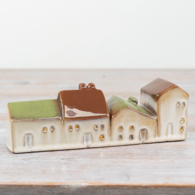 Figura decorativa de casas em cerâmica com telhados verdes e castanhos