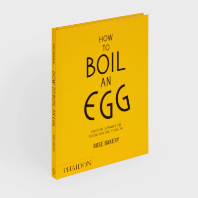 Livro capa dura amarela intitulado HOW TO BOIL AN EGG