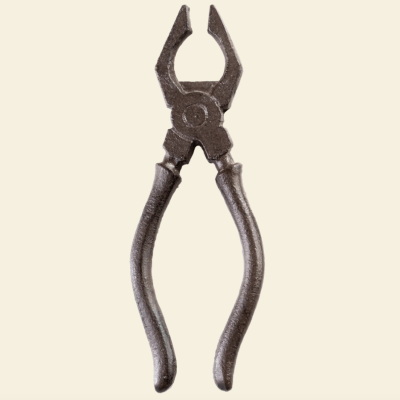 Alicate de metal castanho escuro com pegadores ergonómicos sobre fundo bege claro