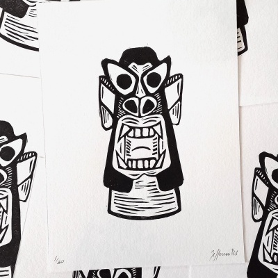 Gravura em papel de máscara tribal em preto e branco, assinada e numerada